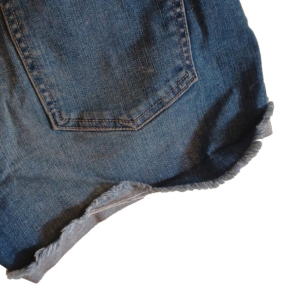sneek peek dark wash pair of shorts. Freyed hems even. Size medium. - Picture 4 of 9